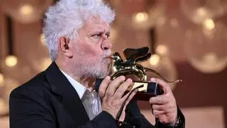 Almodóvar 'grande entre los grandes': España se vuelca en felicitaciones al ganar el León de Oro