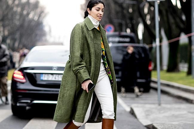 Abrigo a color en el street style de Milán