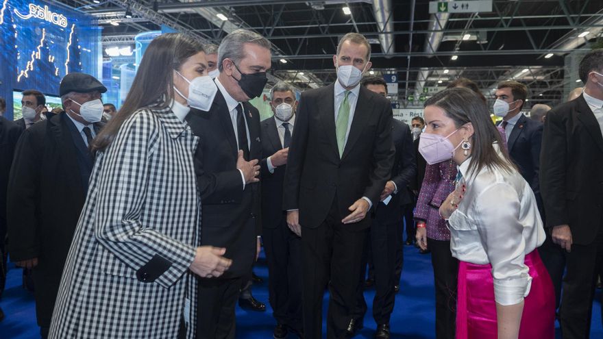 Los reyes Felipe y Letizia visitan el pabellón de Canarias en Fitur 2022