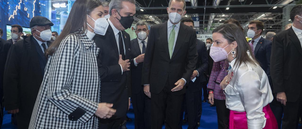 Los reyes Felipe y Letizia visitan el pabellón de Canarias en Fitur 2022