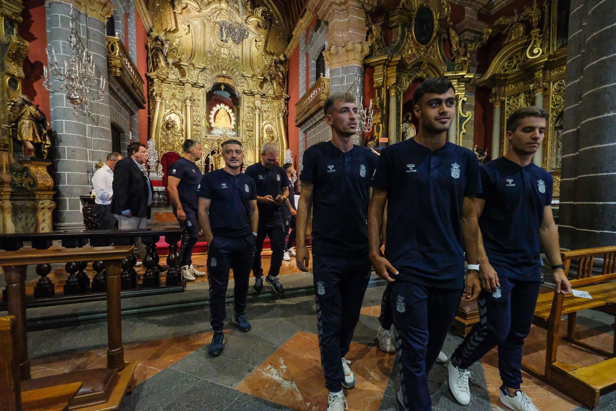 Ofrenda floral de la plantilla de la UD Las Palmas a la Virgen del Pino