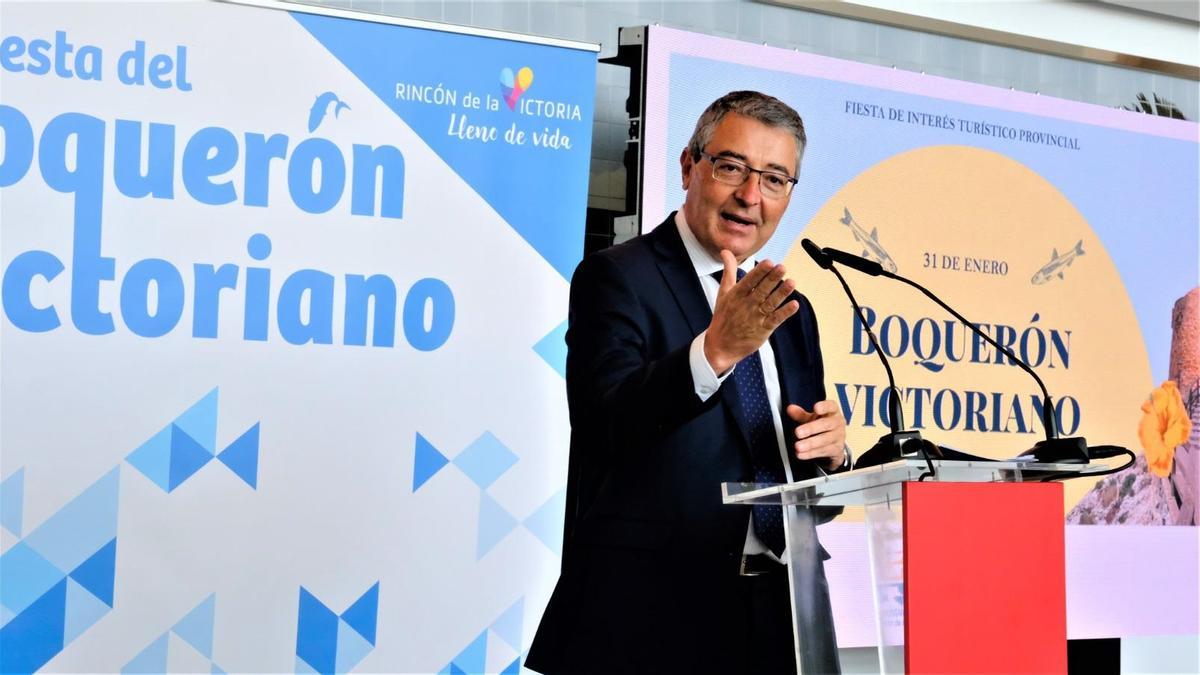 El alcalde de Rincón de la Victoria, Francisco Salado, presenta el cuarto recetario del boquerón.