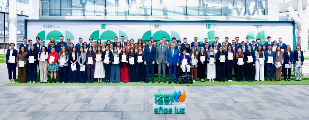 Foto de familia de la entrega de las Becas 2025-2026 de Iberdrola.
