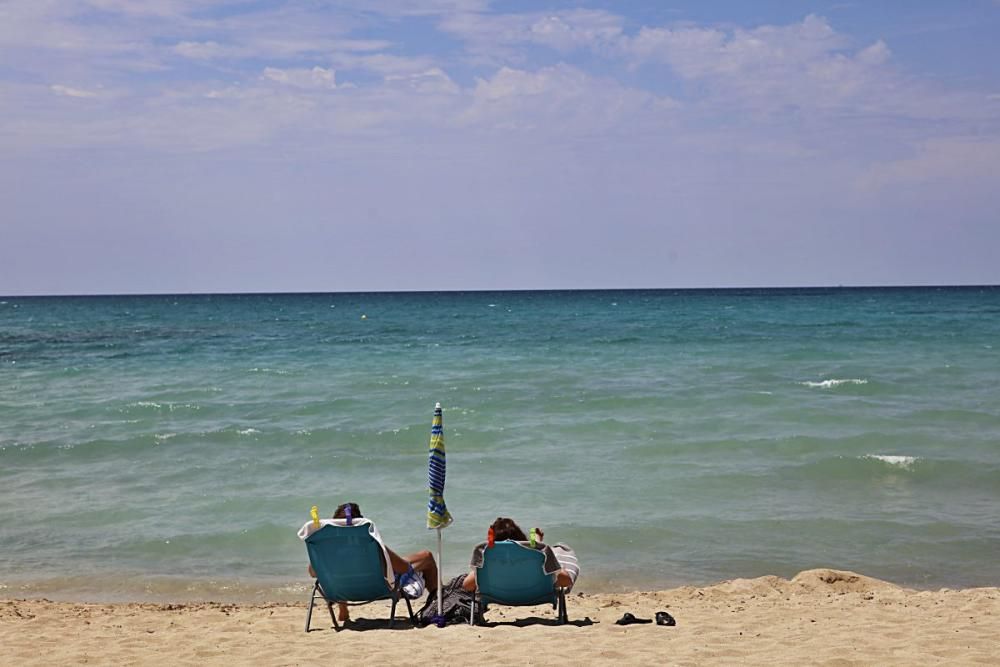 Seit Montag (13.7.) gilt auf den Balearen eine verschärfte Maskenpflicht. Pool, Strand und Strandpromenade sind ausgenommen. Auch Raucher können aufatmen