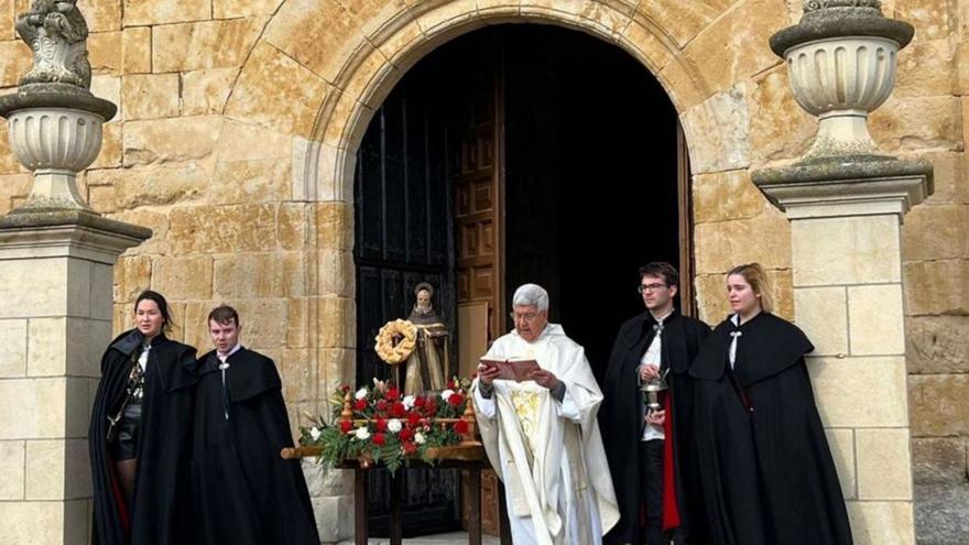 Imagen de archivo. Los quintos de Arcenillas en la celebración de San Antón del año pasado. | Cedida