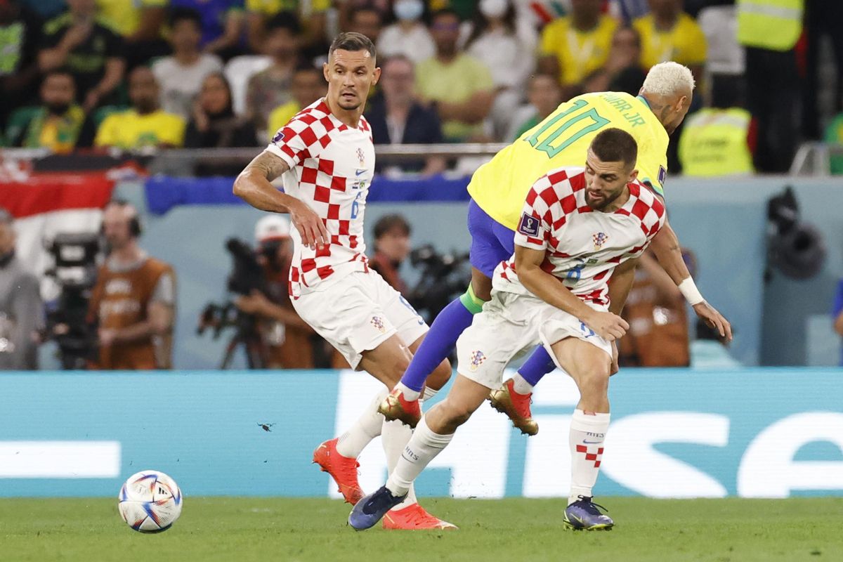 GR5003. RAYÁN (CATAR), 09/12/2022.- Mateo Kovačić (d) de Croacia disputa un balón con Neymar (arriba) de Brasil hoy, en un partido de los cuartos de final del Mundial de Fútbol Qatar 2022 entre Croacia y Brasil en el estadio Ciudad de la Educación en Rayán (Catar) EFE/ Esteban Biba