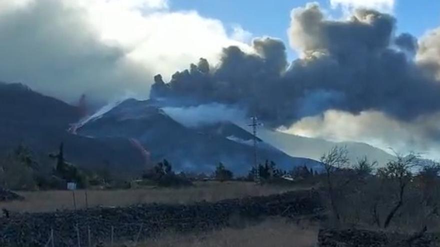 Erupción del volcán de La Palma desde Echedey hoy domingo.