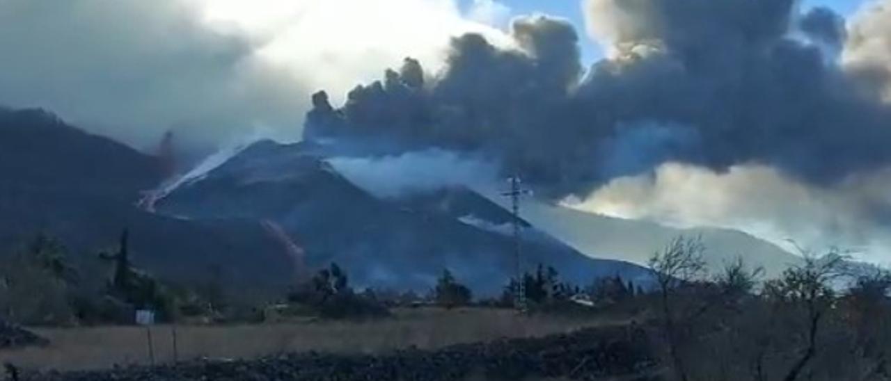 Erupción del volcán de La Palma desde el camino Echedey