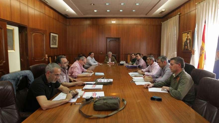 La mesa de negociación se reunió ayer por la tarde en la Diputación.  // Jesús Regal