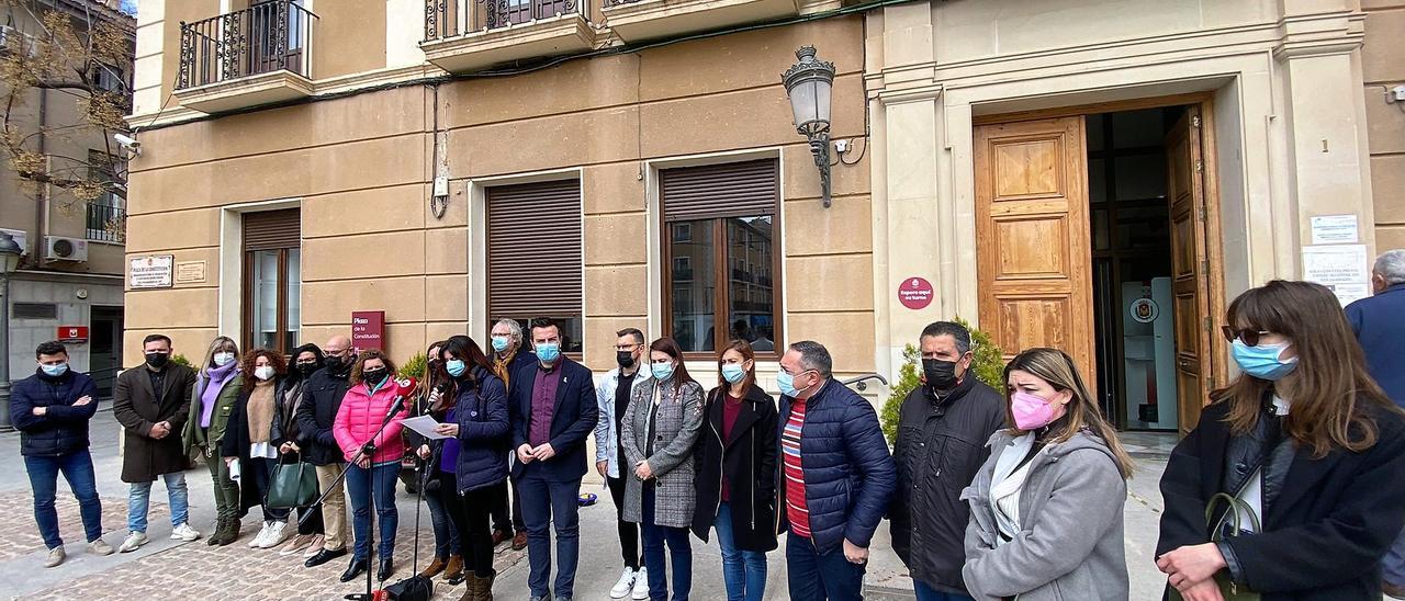 Lectura del Manifiesto del 8M en la plaza del Ayuntamiento de Elda.