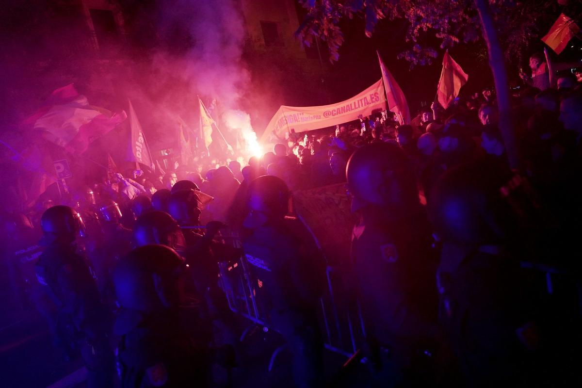 La ira de la derecha contra la amnistía se ha desbordado en la noche de este lunes en la calle Ferraz de Madrid. Los antidisturbios de la Policía Nacional han terminado disolviendo con porras, humo y gas picante una concentración que cercaba a la sede federal del PSOE.