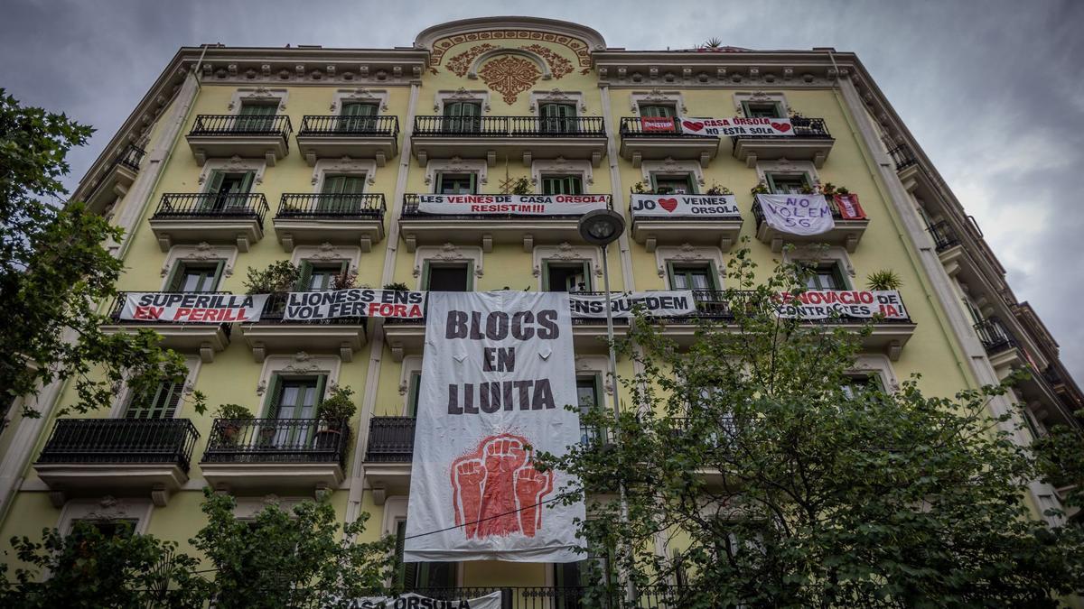 Los vecinos de Tarragona 84 avisan con pancartas a los turistas del daño que causan