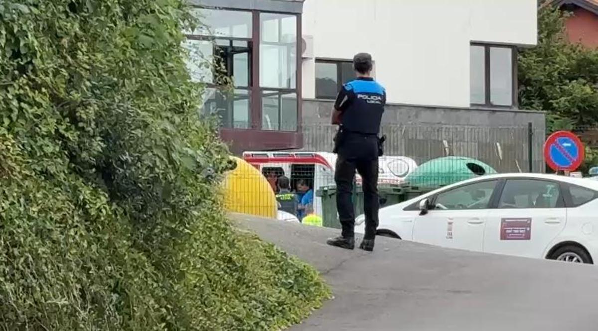 Crònica d’una tragèdia en plena caserna de Llanes: l’agent Dámaso, que estava «obsessionat» amb la seva exdona, va entrar pel garatge i la va tirotejar en una oficina