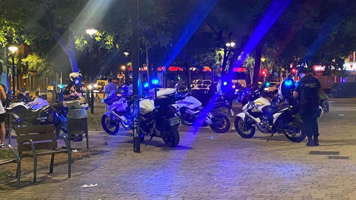 Agentes de la Policía Local, en una imagen de archivo durante un control en las inmediaciones del parque Wifi.