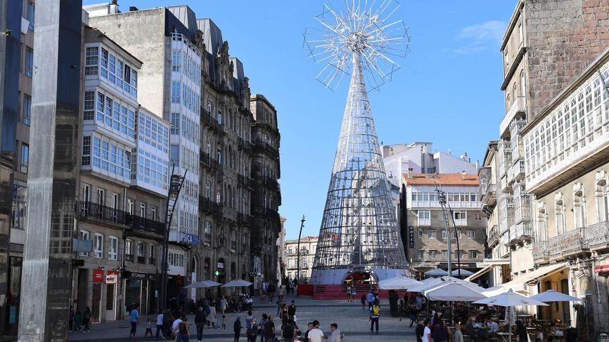 El nuevo local está emplazado detrás del árbol navideño.