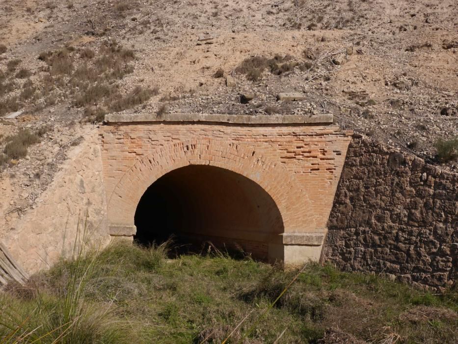 Detalle de otro puente bajo la traza abandonada, de curiosa forma irregular.