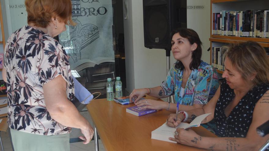 Megan Maxwell y Sandra Miró con sus lectores y lectoras, en Benavente