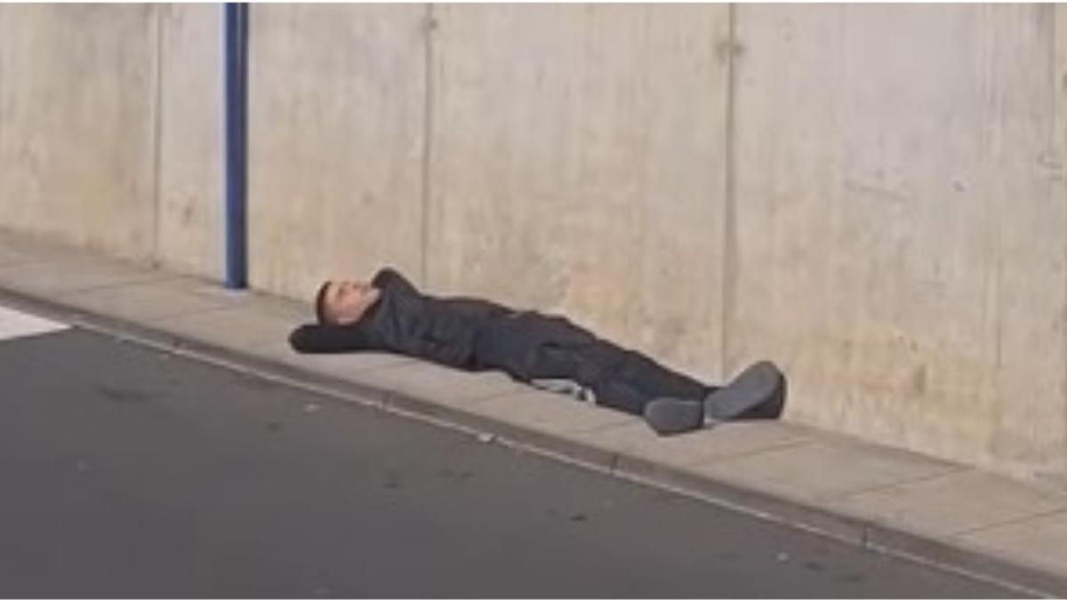 Joven durmiendo en el suelo