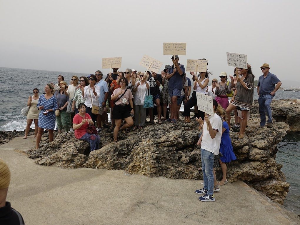 La protesta contra el &#039;hormigoning&#039; en unas rocas costeras de Bendinat, en imágenes