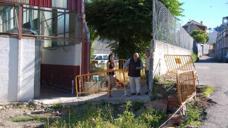 La concejala Marián Sanmartín visitó, ayer, el colegio de A Laxe.  // Santos Álvarez