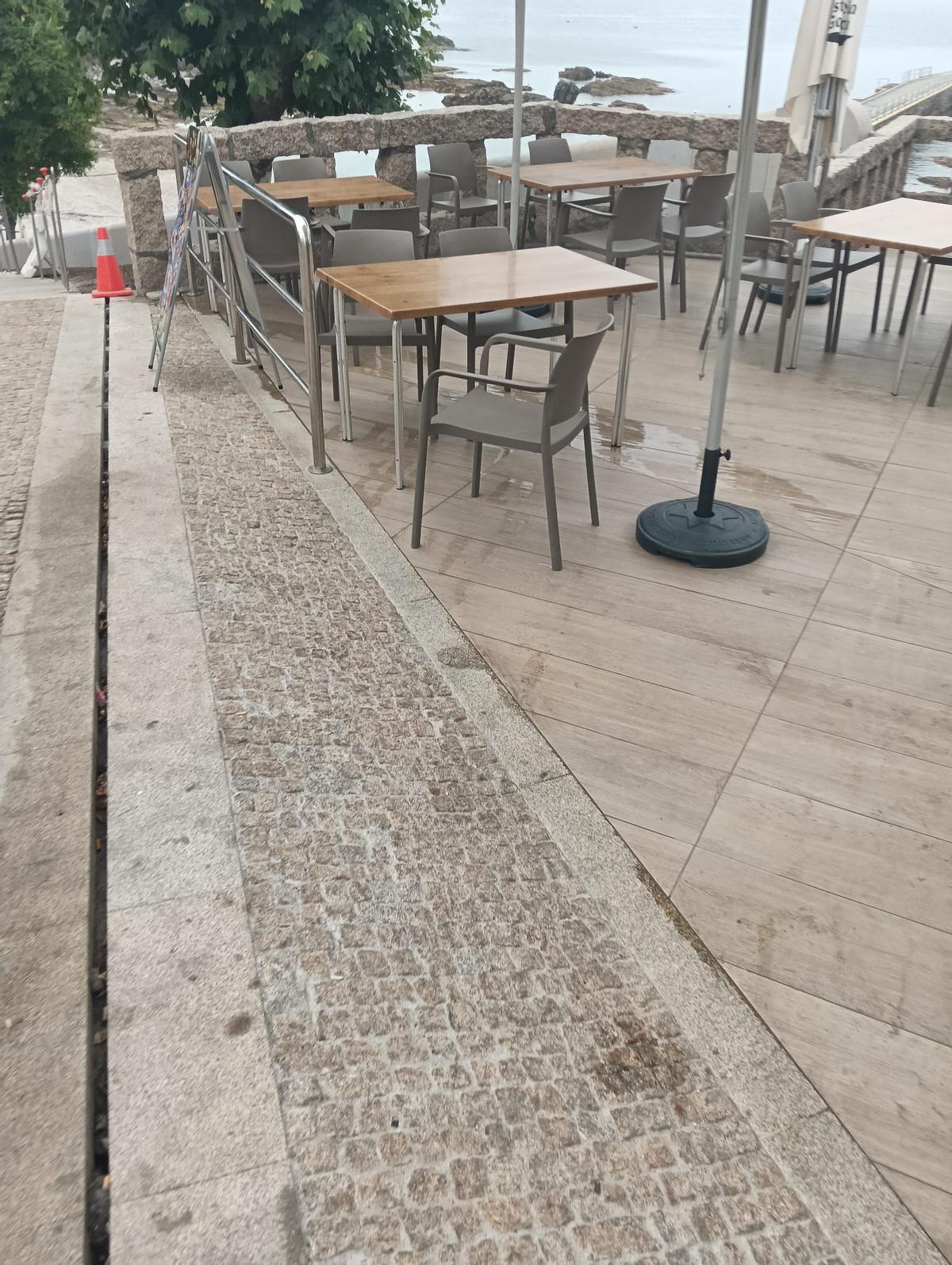La orientación de la caída de un tramo de la pendiente de O Curro, que provoca la entrada de agua la terraza de Casa Checho.