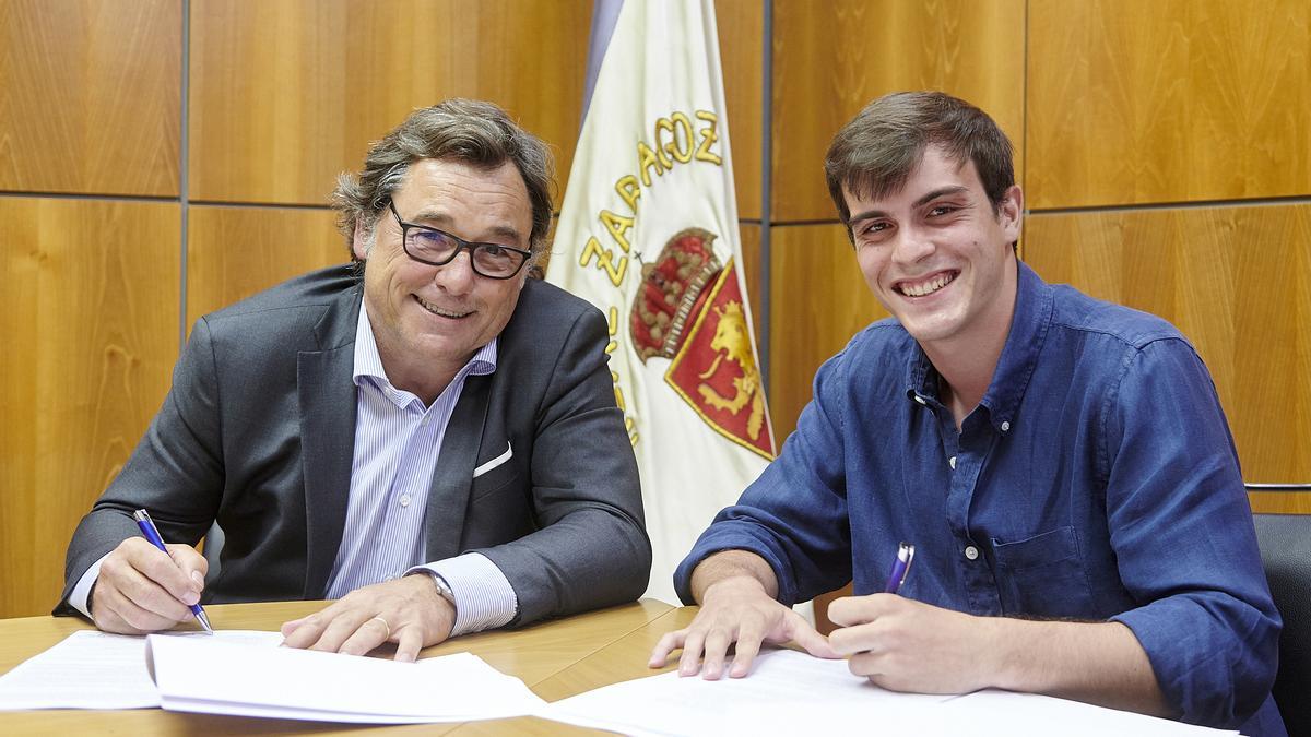 El director general del Real Zaragoza, Raúl Sanllehí, junto al canterano Francho Serrano en la firma del contrato.