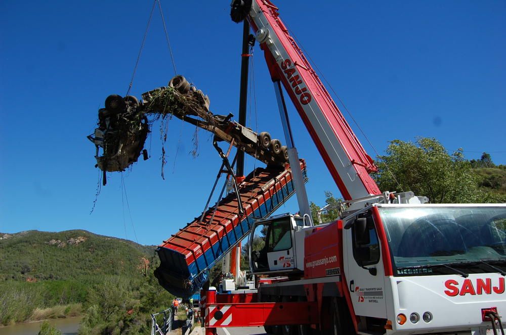 Retirada d'un camió accidentat a la C-55