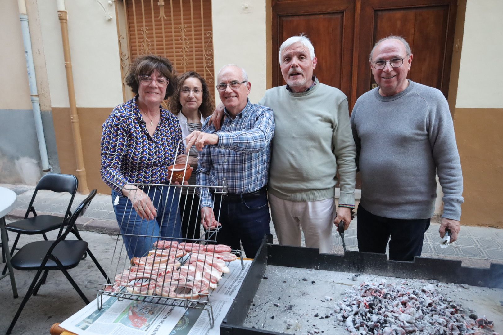 FOTOGALERÍA I Las imágenes de la Nit de la Xulla y del encuentro de elaboración de allioli de las fiestas de Vila-real