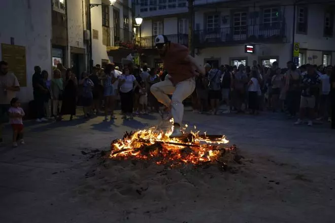 La noche de San Xoán, en imágenes: fuego, música y tradición en Santiago
