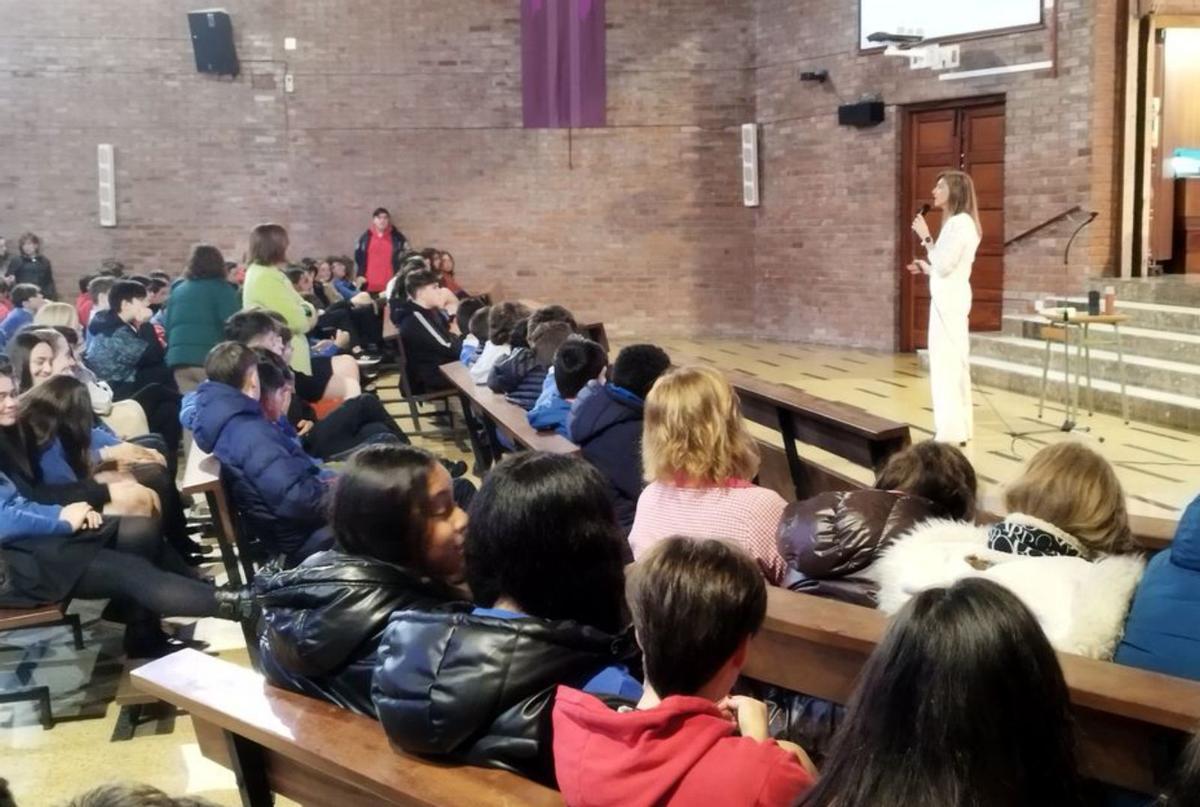 Beatriz Rodríguez, ayer, durante su charla sobre nutrición al alumnado, en la iglesia parroquial.