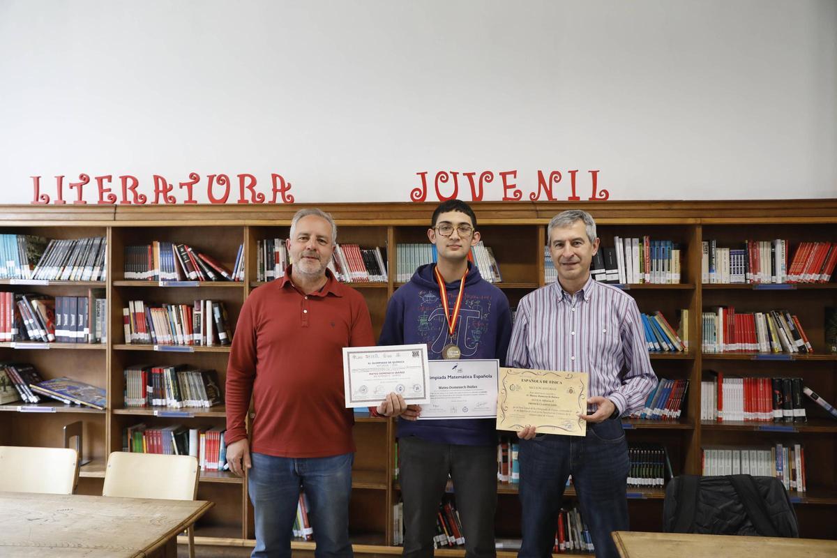 Por la izquierda, José Manuel Álvarez, Mateo Domenech y Julio César Rueda, con los diplomas logrados por el alumno.