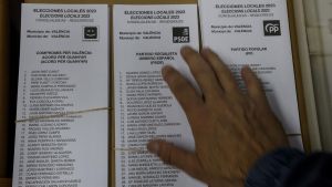 Papeletas electorales para las próximas elecciones municipales del 28 de mayo durante la visita de la delegada del Gobierno en la Comunitat Valenciana, Pilar Bernabé, al almacén electoral, en el Polígono Industrial Vara de Quart, a 23 de mayo de 2023, en Valencia, Comunidad Valenciana