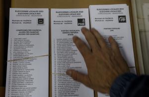 Papeletas electorales para las próximas elecciones municipales del 28 de mayo durante la visita de la delegada del Gobierno en la Comunitat Valenciana, Pilar Bernabé, al almacén electoral, en el Polígono Industrial Vara de Quart, a 23 de mayo de 2023, en Valencia, Comunidad Valenciana