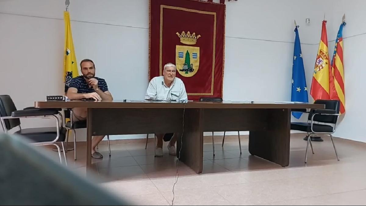 El concejal Jorge Catalán (i), junto al alcalde de Cirat, Rafael Matoses (d), durante el pleno en que pronunció las polémicas declaraciones.