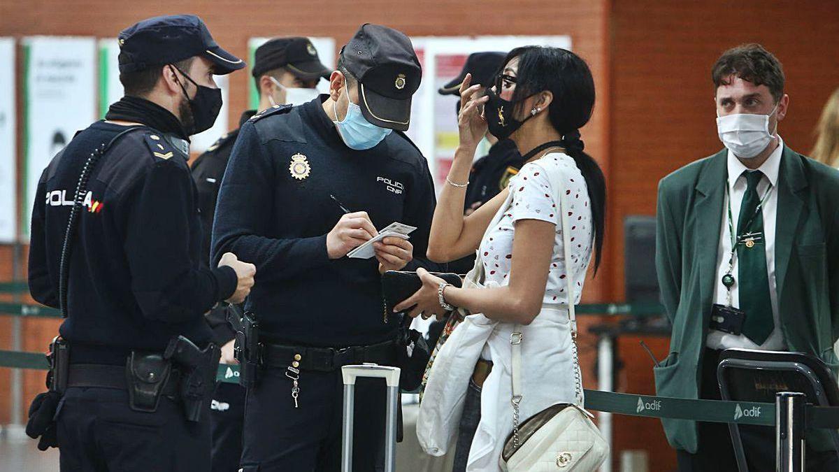 Controles anticovid en Madrid, en el marco de la &quot;operación retorno&quot; del puente.