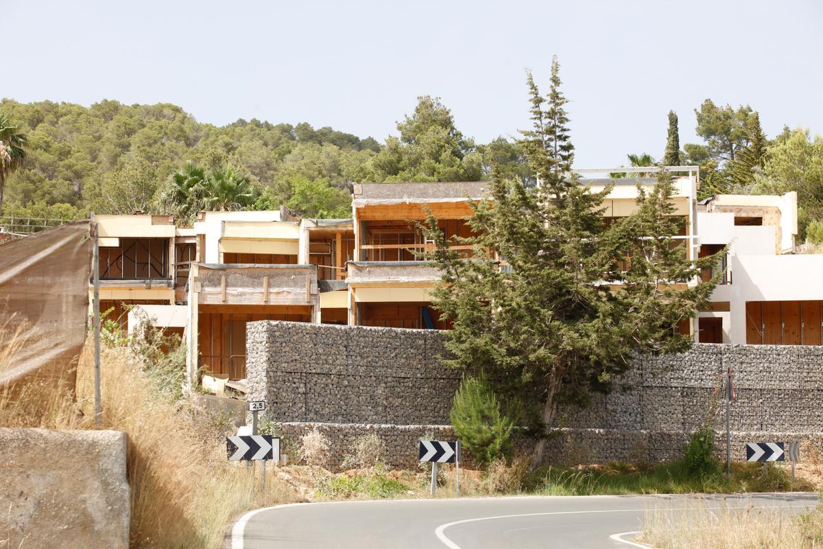 Obras para construir las viviendas prefabricadas de madera de Can Germà.