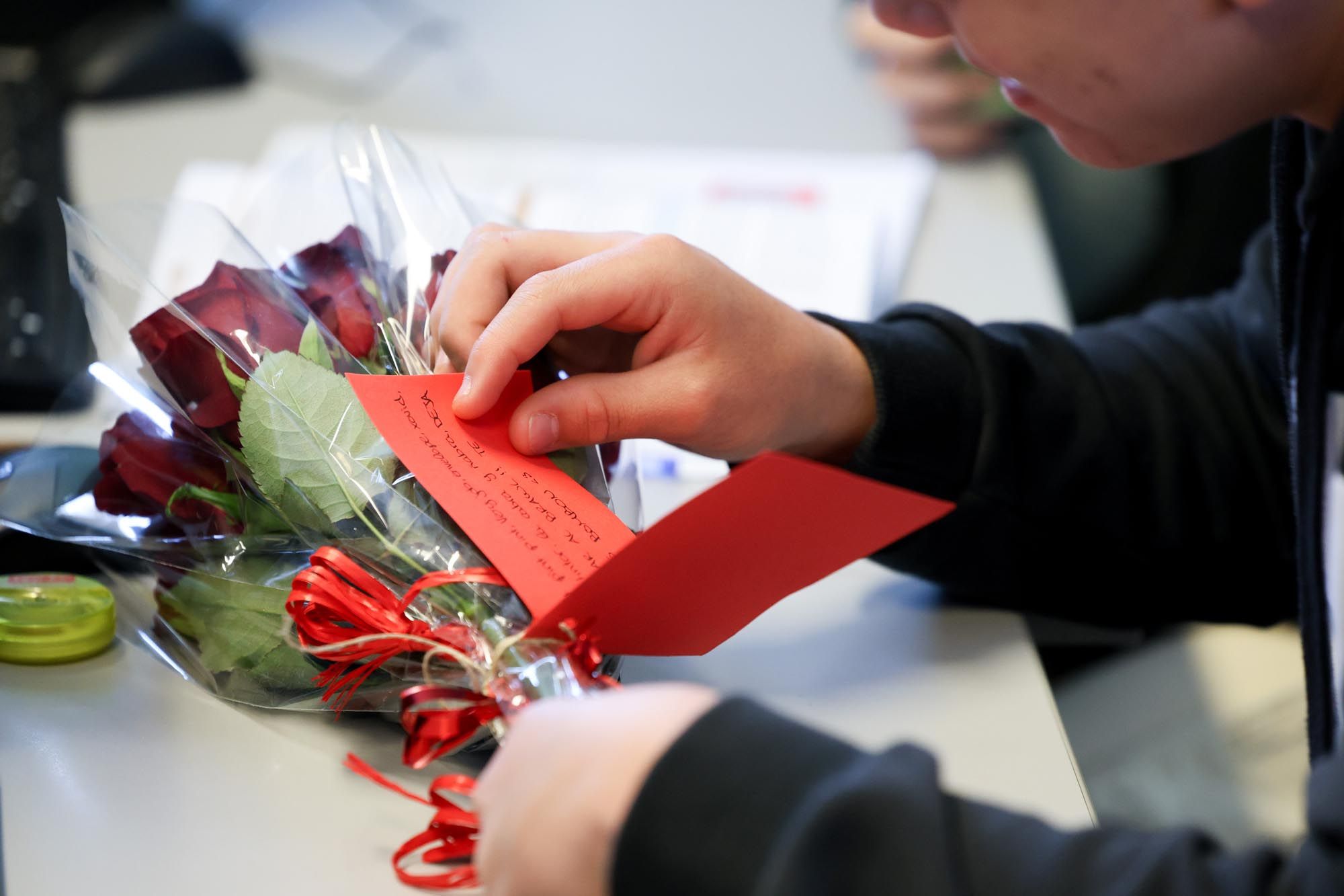 Alumnos de sa Blanca Dona venden rosas por San Valentín