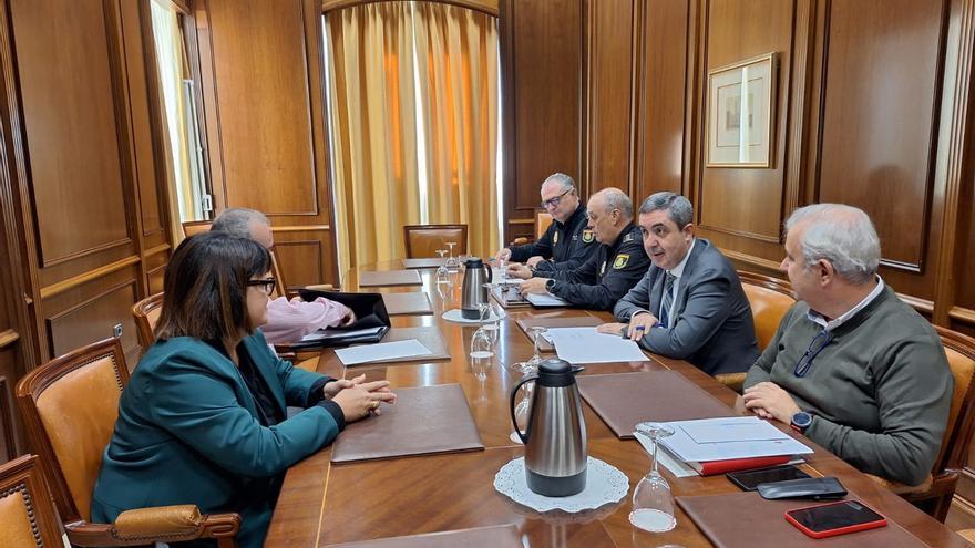 Reunión del subdelegado del Gobierno en Málaga con la asociación de vecinos Puertosol.