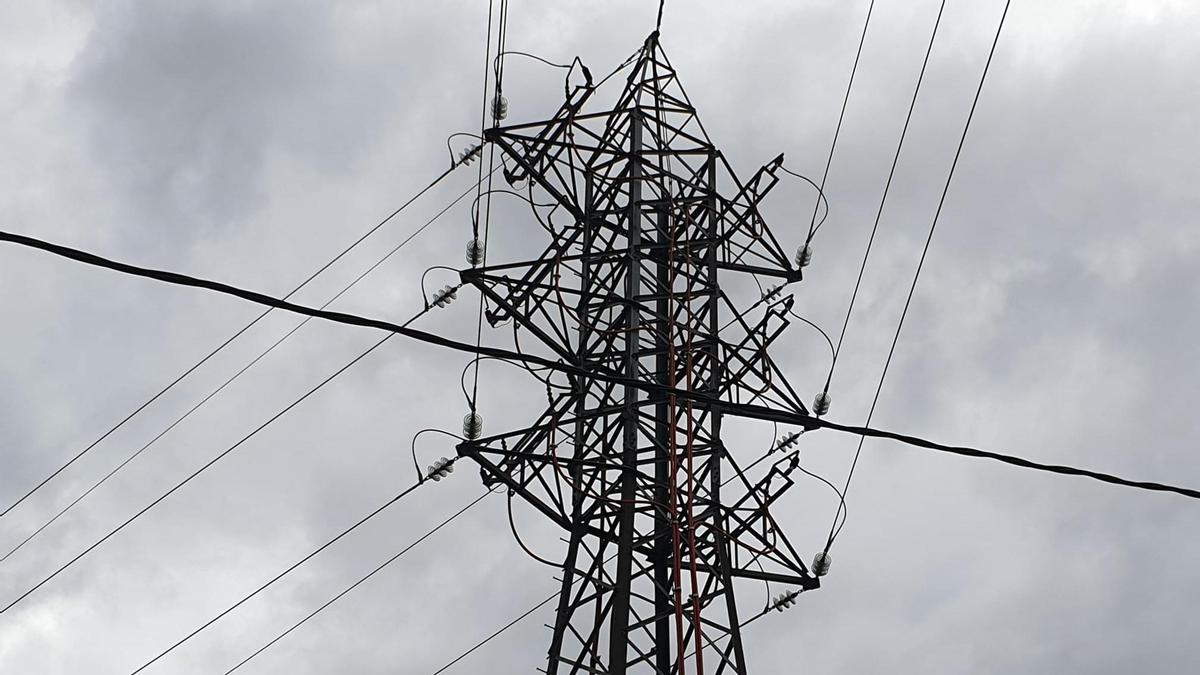 Una torre de tensión eléctrica.