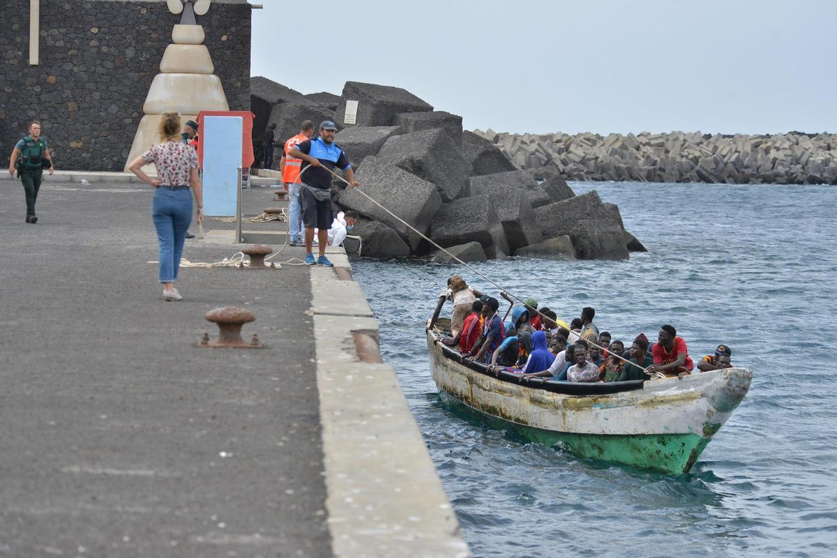 Migranten kommen in einem Boot im Hafen von La Restinga auf der Insel El Hierro an. Am Mittwoch erreichten fünf Boote mit insgesamt 639 Migranten die Insel.