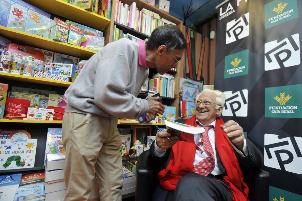 Firma de libros del Padre Ángel en Mieres