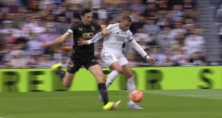 El árbitro no hizo caso al VAR y pitó penalti para el Madrid