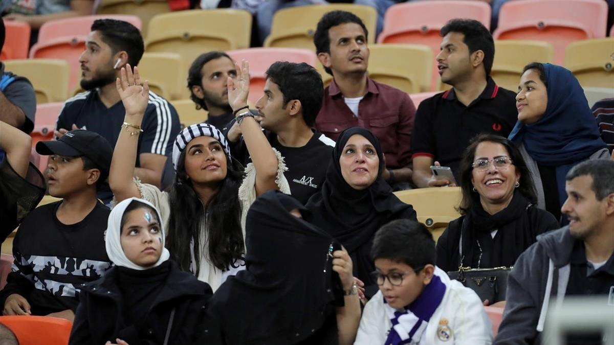 Aficionadas locales, antes del Madrid-Valencia, en las gradas del estadio de Yeda (Arabia Saudí).