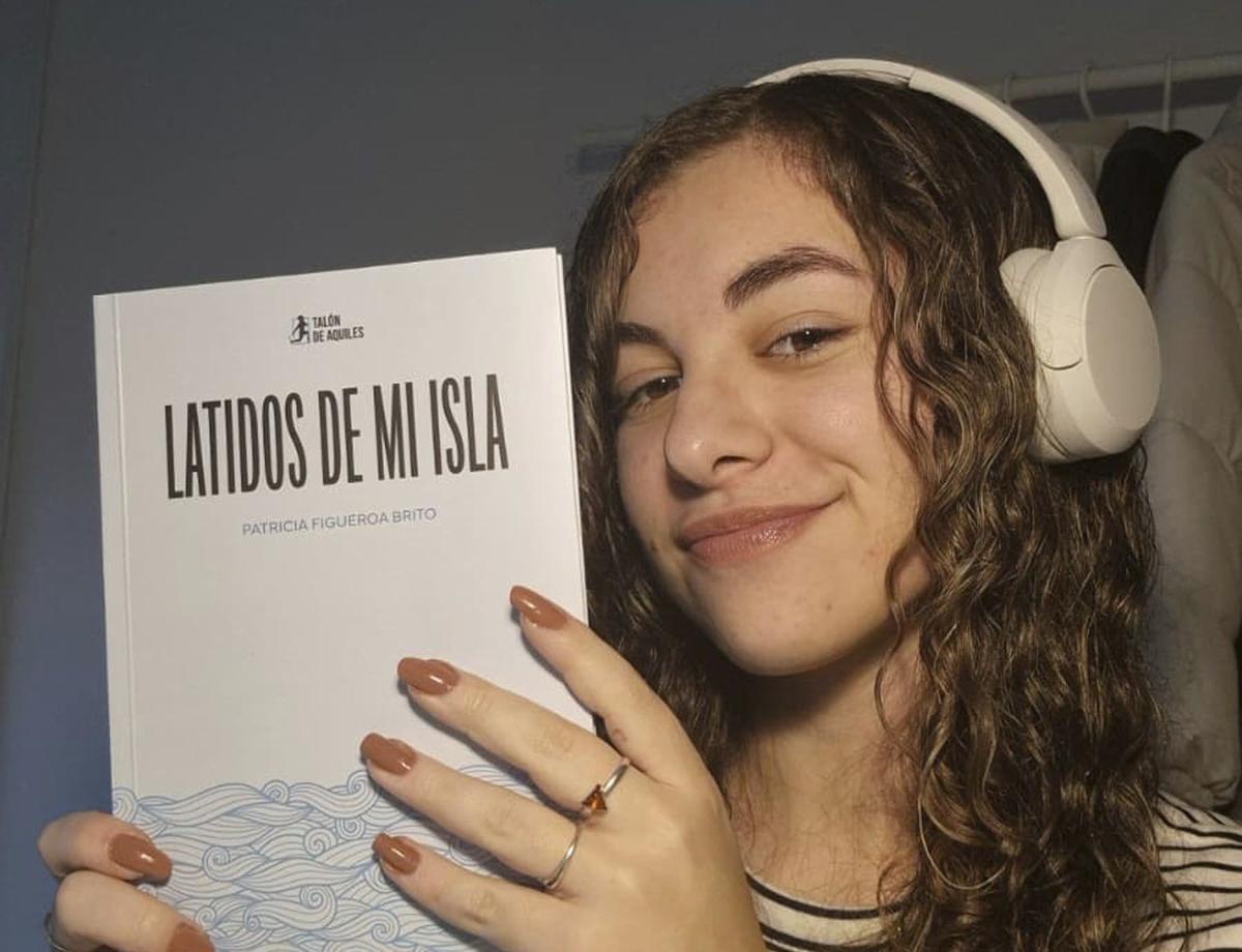 Patricia Figueroa Brito con un ejemplar de su nuevo libro ‘Latidos de mi isla’.