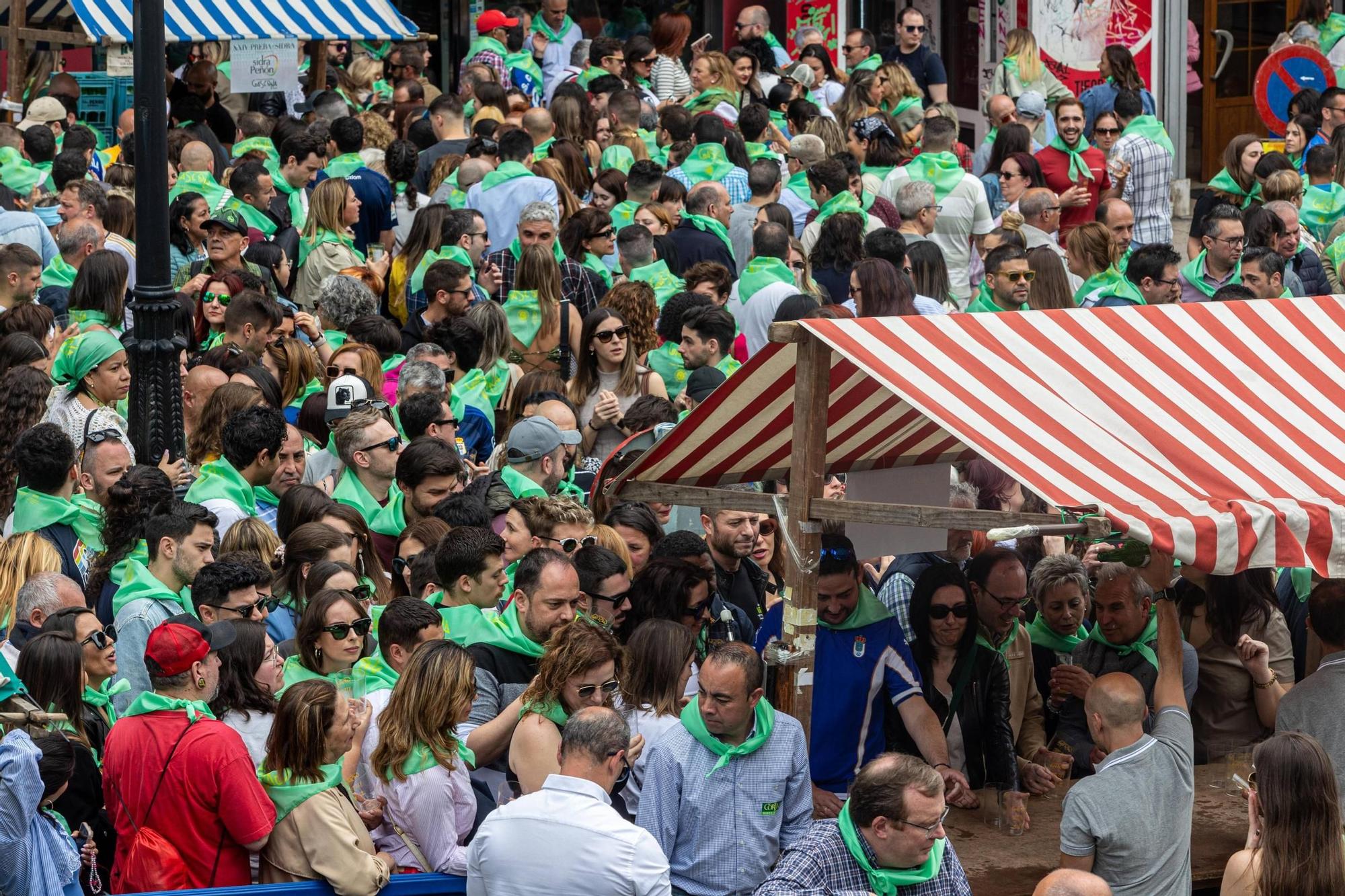 EN IMÁGENES: El buen tiempo y el oviedismo maridan una preba de la sidra multitudinaria en Gascona