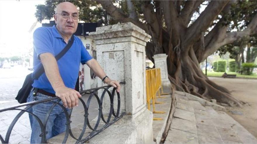 Andrés Villar junto a la escalera del Parterre donde sufrió una caída en 2011.