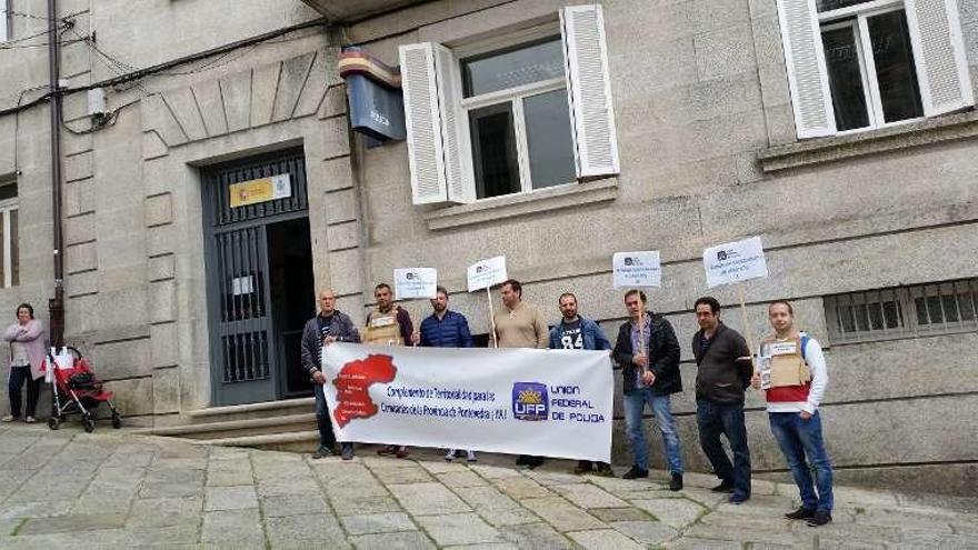 Miembros de la UFP durante la protesta de ayer. // FdV