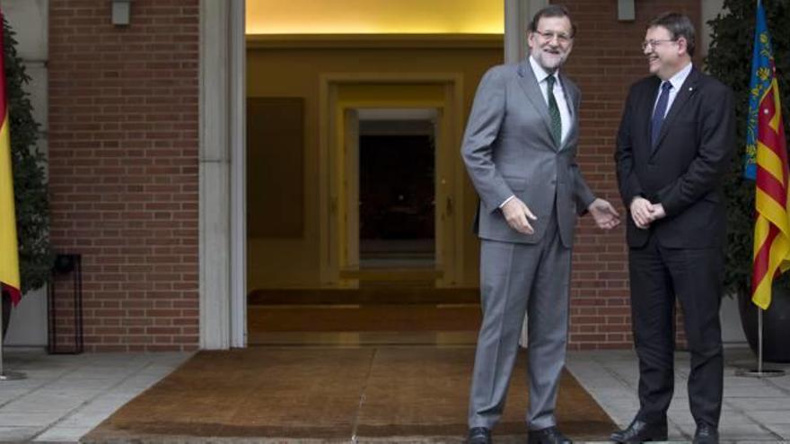 Rajoy y Puig, ayer a la puerta de La Moncloa antes de la entrevista que mantuvieron ambos mandatarios