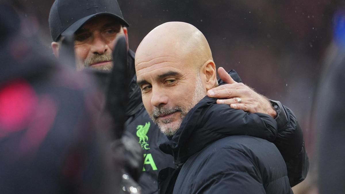 Guardiola y Klopp, este domingo en Anfield.