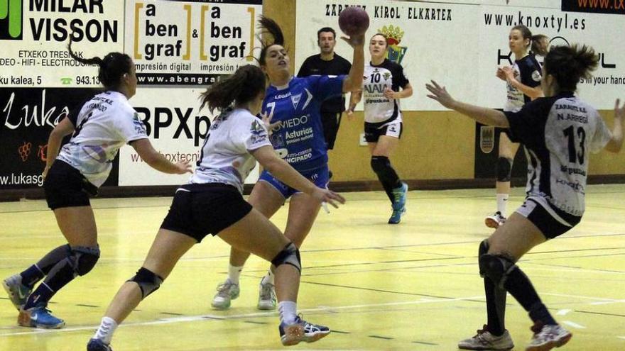 Nazaret, con el balón, durante el partido que el Jofemesa jugó ante el Zarautz.